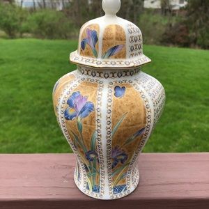 Porcelain jar with lid